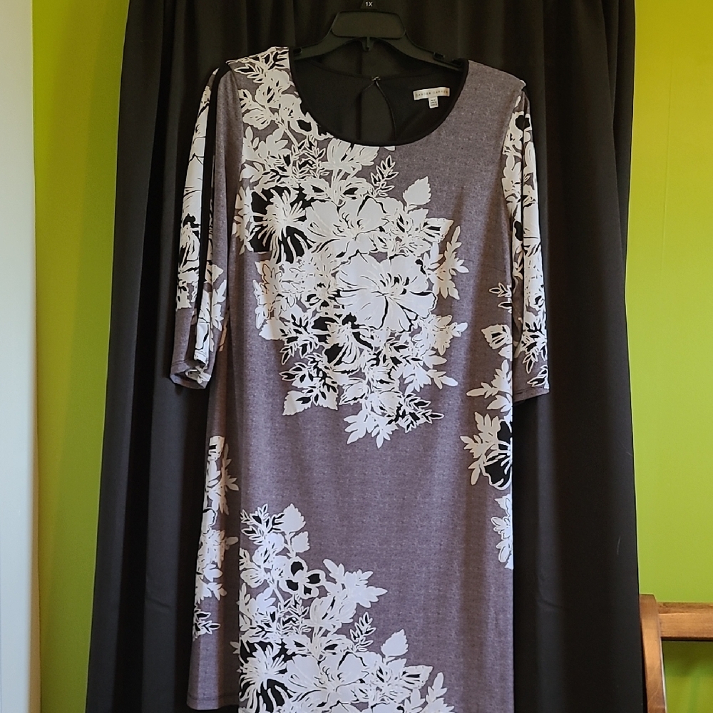 Sandra Darren Black & White 3/4  Sleeve Sheath Dress. Back has keyhole cutout.